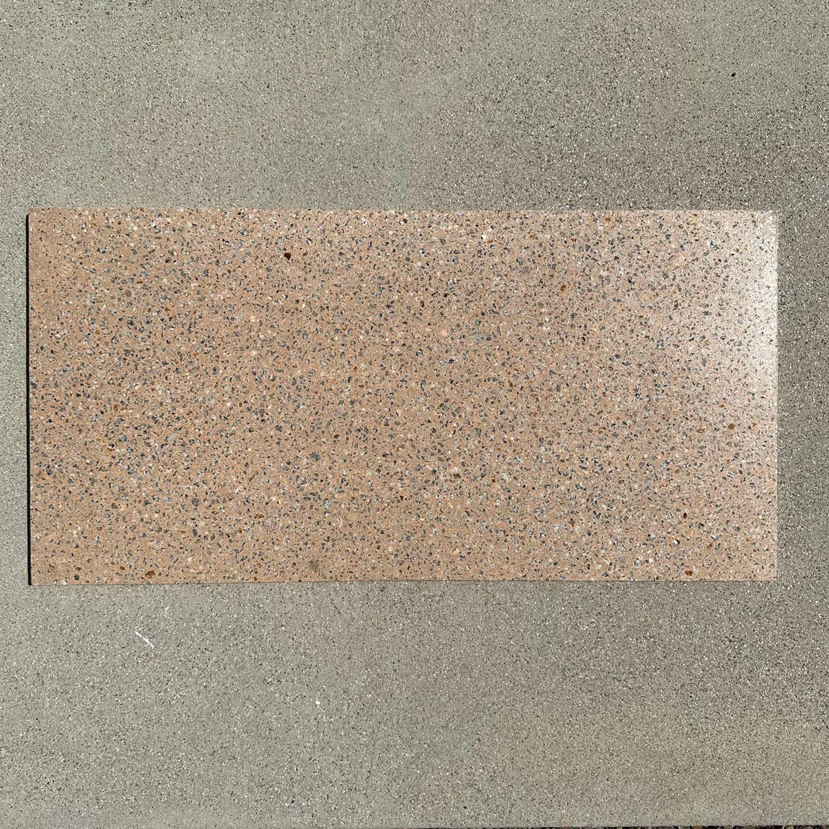 Concrete Collaborative | Latte Medium Granite Chip 16"x32"x3/4"