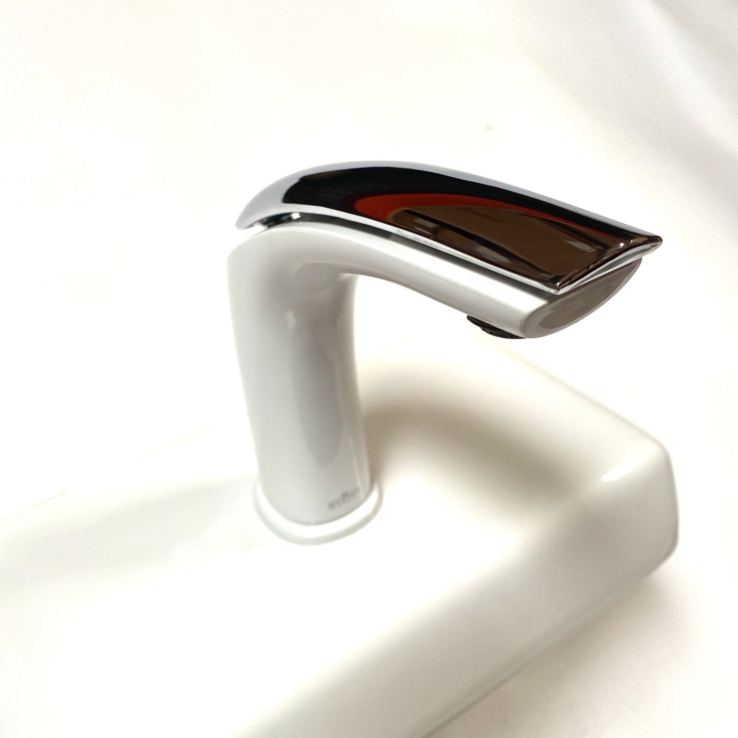 Webert | Aria Single Lever Washbasin Faucet in Glossy White