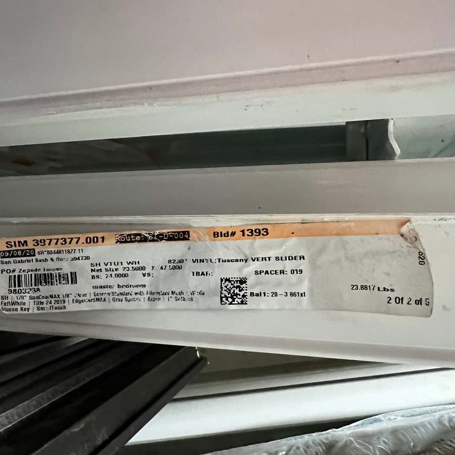 Milgard | Tuscany Series V400 Vertical Slider 23.5 in x 47.5 in - White