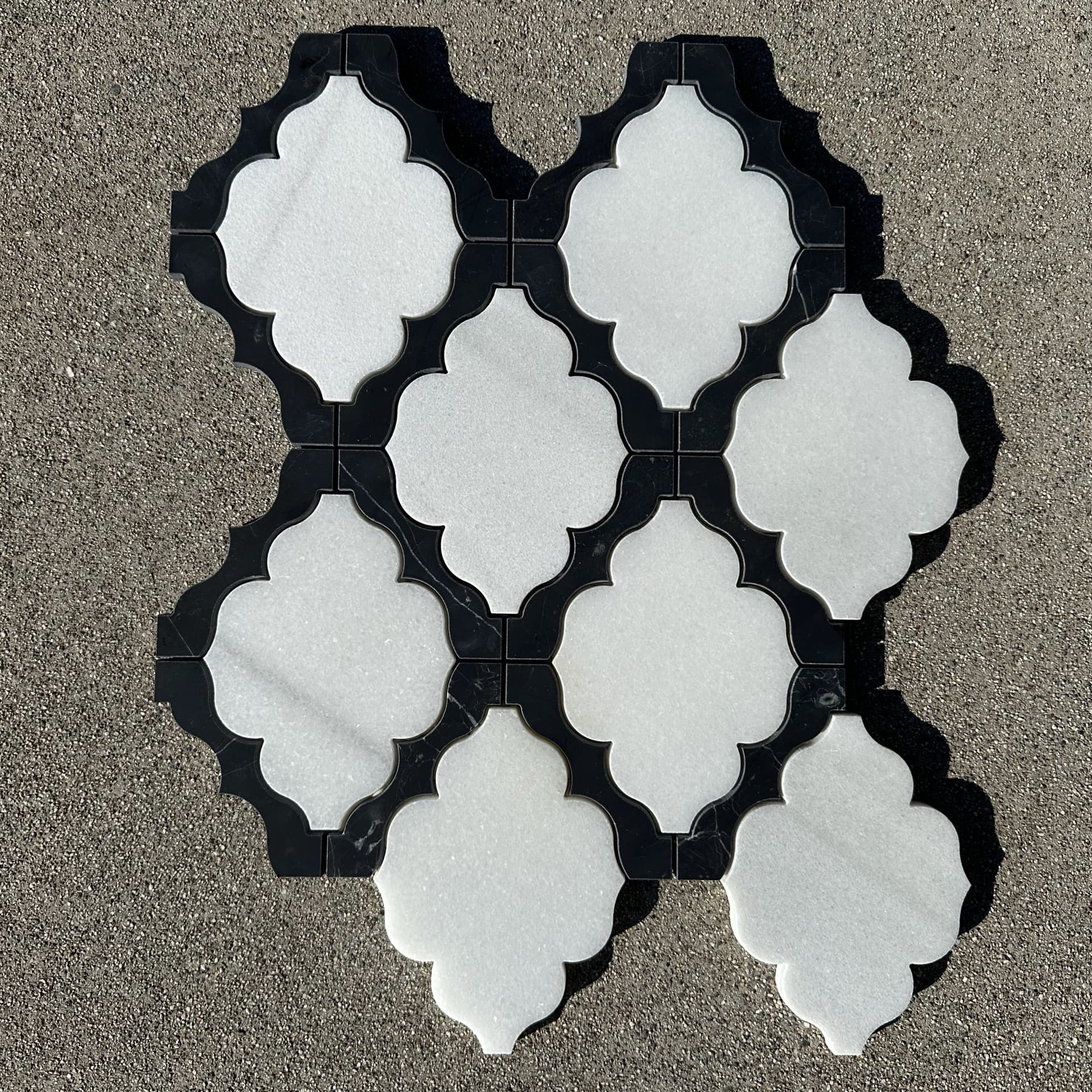 Tabarka Studio Petite Alliance 9 tile in Lorca White marble and Noire honed limestone