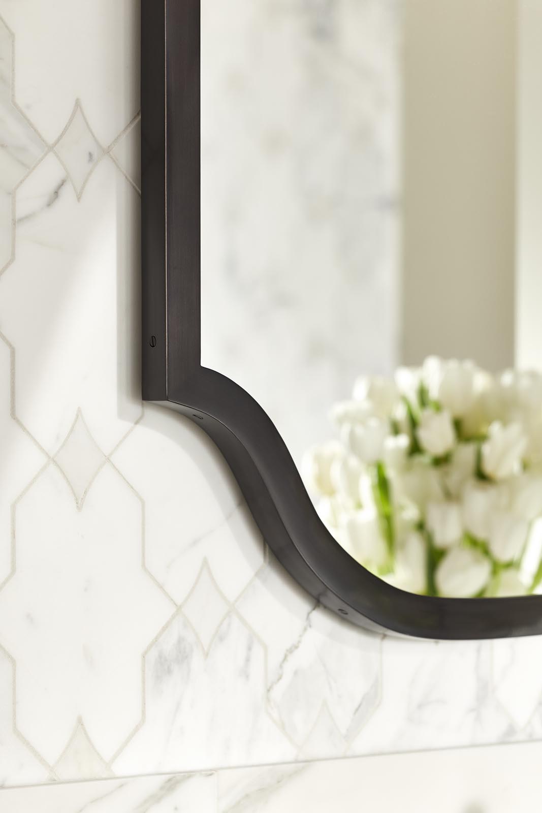 Robern | Scalloped Metal Mirror 24 x 40 x 1-3/16 in Iron Black